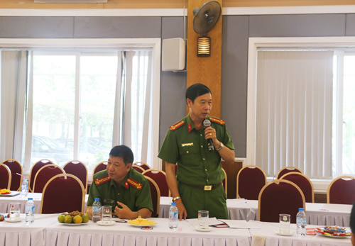Đại tá Nguyễn Hoàng Minh thay mặt các cán bộ, giáo viên, học viên là thương binh, thân nhân gia đình liệt sĩ cảm ơn sự quan tâm của Học viện CSND.
